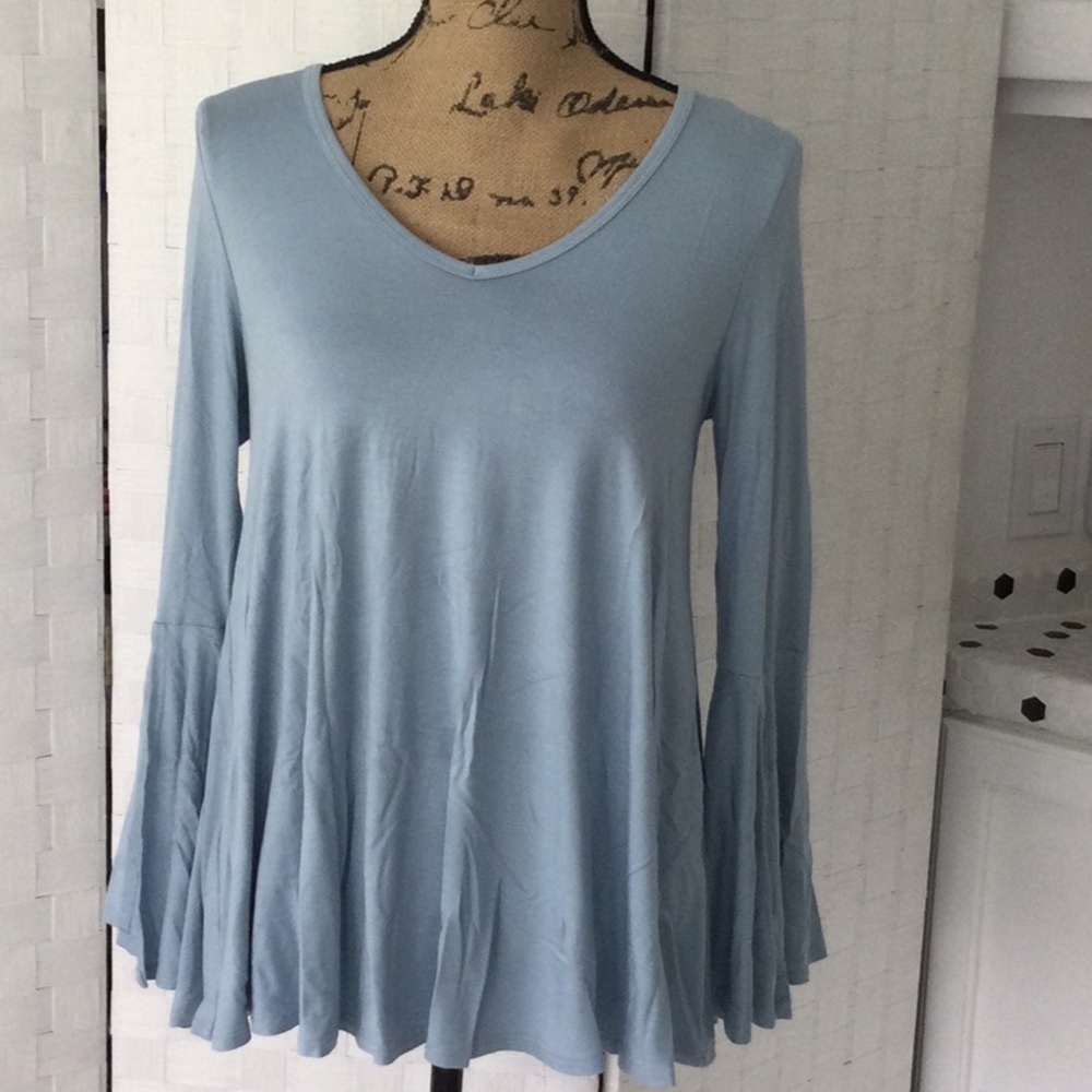 Woman’s Karen Kane Long sleeve color-light blueSz XS  Washable.   #28